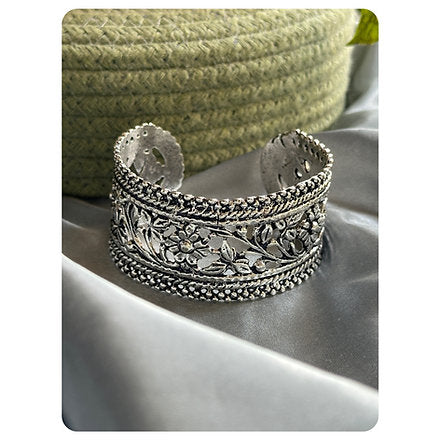 Silver Toned Cutwork Kada